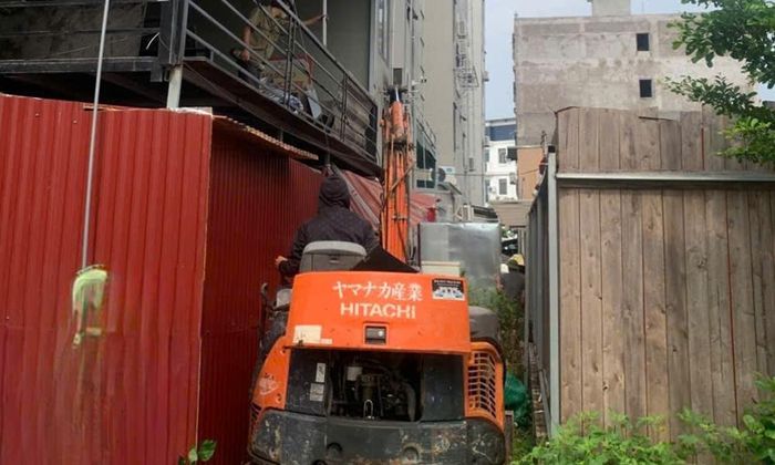  Phường Nếnh huy động máy móc giải tỏa hành lang phía sau hai dãy nhà. 