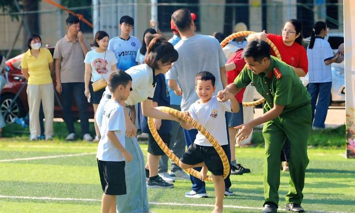  Các gia đình tham gia trò chơi dân gian tại chương trình. 