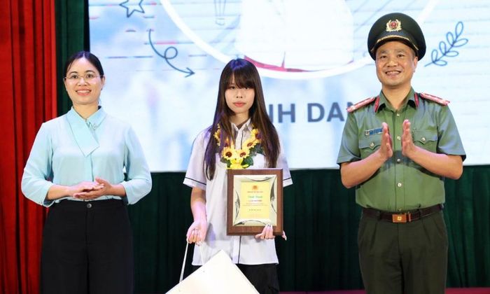 Lãnh đạo Công an tỉnh, Hội Liên hiệp Phụ nữ tỉnh trao thưởng cho học sinh Hoàng Minh Anh - con đồng chí Hoàng Anh Tuấn (Phòng An ninh mạng và phòng chống tội phạm công nghệ cao) là học sinh giỏi quốc gia năm học 2025 - 2026. 