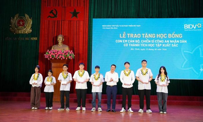  Đại diện Ngân hàng Đầu tư và Phát triển tỉnh trao học bổng cho các học sinh có thành tích xuất sắc. 