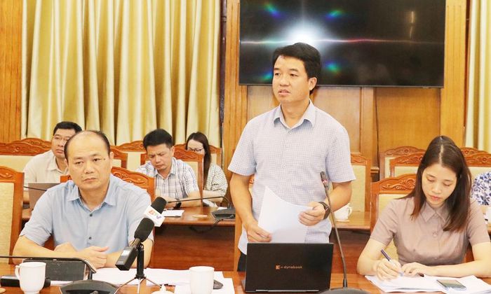  Lãnh đạo Trung tâm Phát triển Quỹ đất tỉnh báo cáo tại buổi làm việc. 