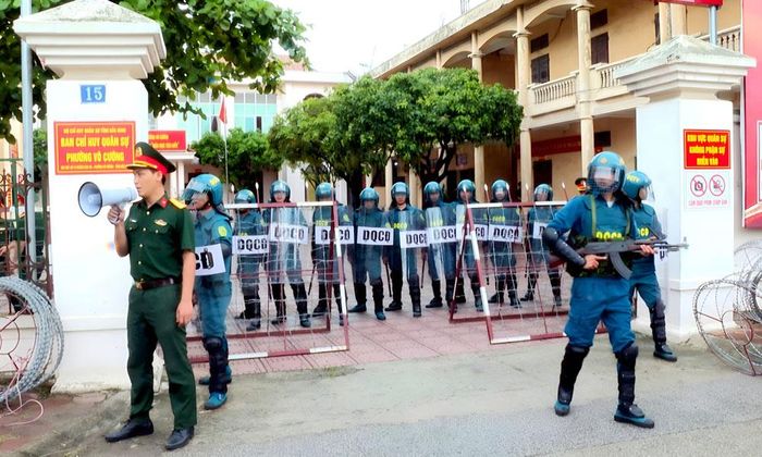 Lực lượng dân quân cơ động phường Võ Cường huấn luyện bảo vệ mục tiêu trong tình huống giả định có gây rối, bạo loạn.