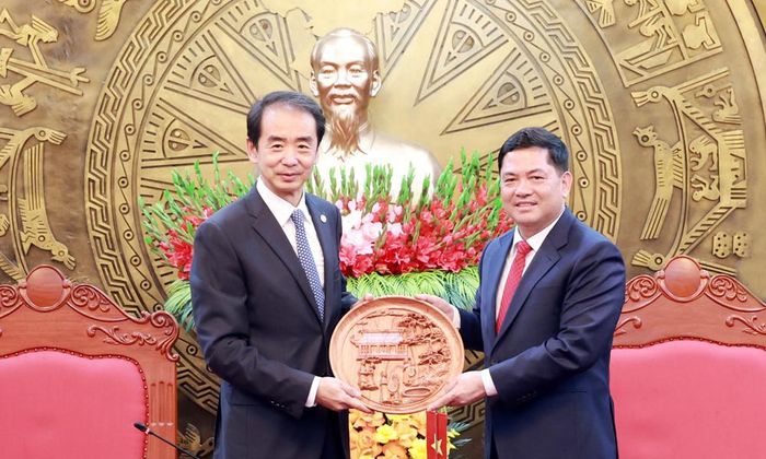  Đồng chí Bí thư Tỉnh ủy Bắc Ninh tặng quà lưu niệm Đại sứ Hà Vĩ. 
