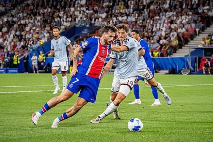 Kvaratskhelia chính là người mở tỷ số cho PSG. Ảnh: Getty.