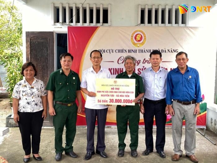 Phó Chủ tịch Hội Cựu chiến binh thành phố Huỳnh Bá Thành trao tiền hỗ trợ cho gia đình cựu chiến binh Nguyễn Tựu, xã Hòa Tiến. Ảnh: XUÂN PHƯỚC