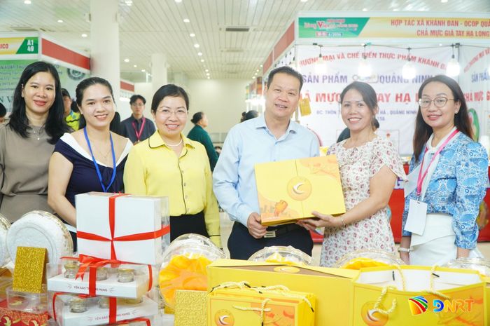 Chủ tịch UBND thành phố Nguyễn Mạnh Hùng thăm, động viên đại diện gian hàng trưng bày sản phẩm tại Hội chợ hàng Việt Đà Nẵng 2026. Ảnh: VINH ANH
