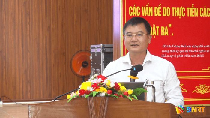 Báo cáo viên thành phố truyền đạt chuyên đề tại xã Thăng Điền. Ảnh: GIANG BIÊN