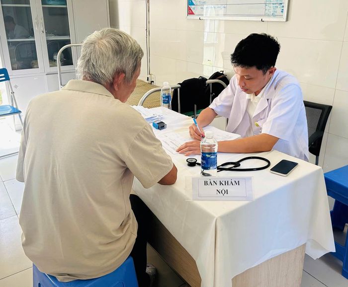 Trung tâm Y tế khu vực Sơn Trà phấn đấu đến ngày 15/10/2026, mỗi người dân trên địa bàn phường An Hải, phường Sơn Trà đều có sổ sức khỏe điện tử trên ứng dụng VNeID. Ảnh: ĐVCC