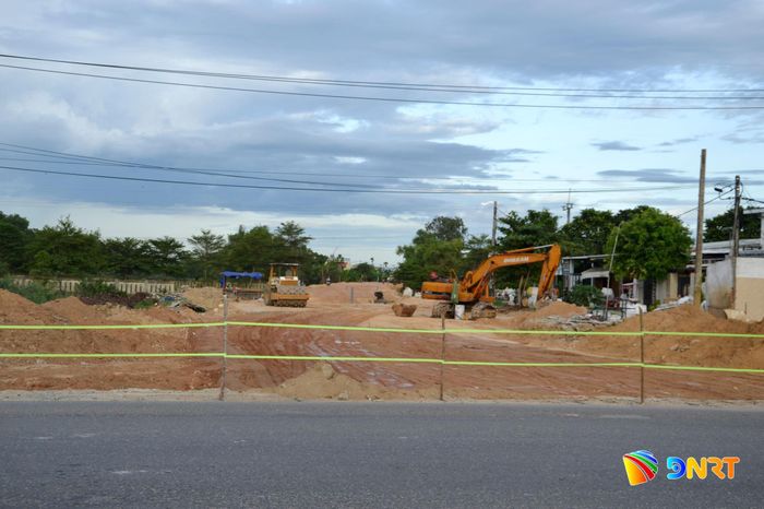 Công trường cuối đường dẫn nhánh tuyến N1, thuộc điểm giao nhau giữa dự án với 2 tuyến ĐT609 - ĐT609C (địa phận xã Đại Lộc). Ảnh: CÔNG TÚ