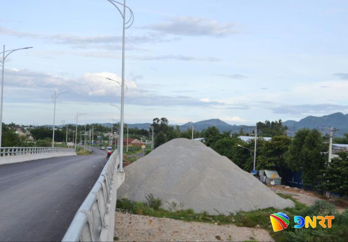 Một điểm tập kết sẵn đá cấp phối (bờ xã Gò Nổi) để phục vụ thi công đường dẫn phía tây. Ảnh: CÔNG TÚ