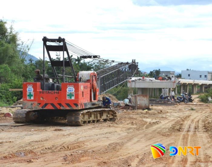 Công trường thi công cầu cạn số 2 (xã Điện Bàn Tây). Ảnh: CÔNG TÚ