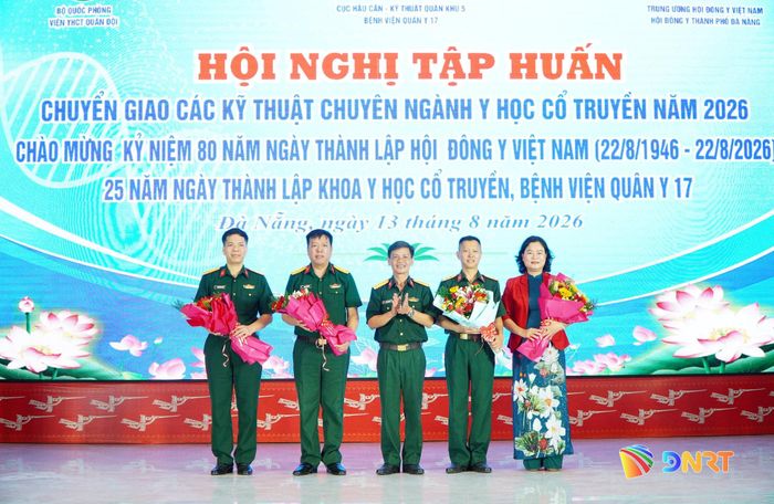 Lãnh đạo Bệnh viện Quân y 17 tặng hoa các báo cáo viên truyền đạt chuyên đề tại hội nghị. Ảnh: TÂM ĐAN