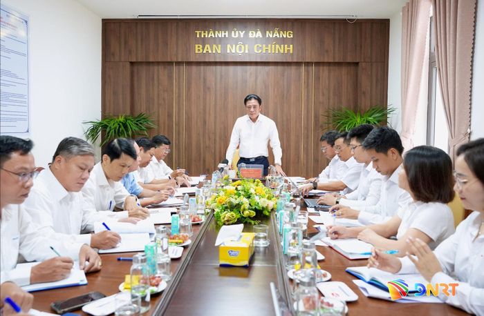 Phó Bí thư Thường trực Thành ủy Nguyễn Khắc Toàn nhấn mạnh yêu cầu bảo vệ cán bộ dám nghĩ, dám làm, dám chịu trách nhiệm vì sự phát triển của thành phố. Ảnh: T.CÔNG
