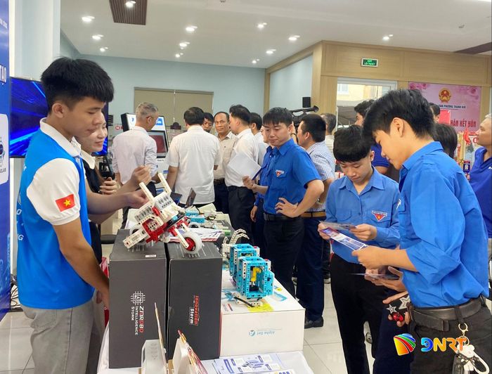 Các sản phẩm đổi mới sáng tạo thu hút sự quan tâm của giới trẻ. Ảnh: KHÁNH LINH