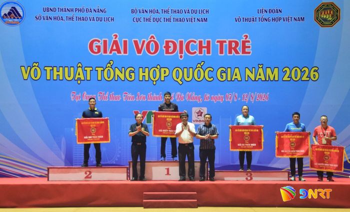 Ban tổ chức trao giải toàn đoàn cho các đơn vị. Ảnh: THÀNH DANH