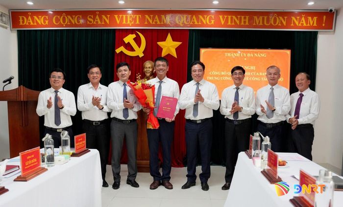 Các đại biểu chúc mừng ông Nguyễn Hà Nam. Ảnh: T.CÔNG