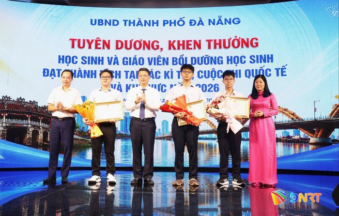 Phó Bí thư Thành ủy Ngô Xuân Thắng (thứ 3 từ trái qua) khen thưởng 3 học sinh Trường THPT chuyên Lê Quý Đôn đạt thành tích xuất sắc tại các kỳ thi quốc tế năm 2026. Ảnh: NGỌC HÀ