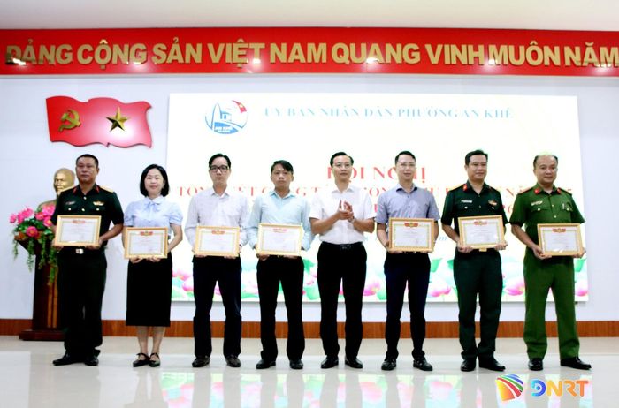Phường An Khê khen thưởng các tập thể xuất sắc trong công tác phòng thủ dân sự năm 2025. Ảnh: TRỌNG HUY