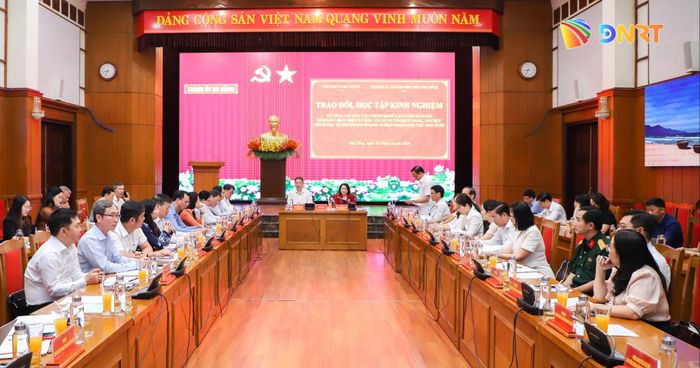 Quang cảnh buổi trao đổi, chia sẻ kinh nghiệm. Ảnh: NGỌC PHÚ