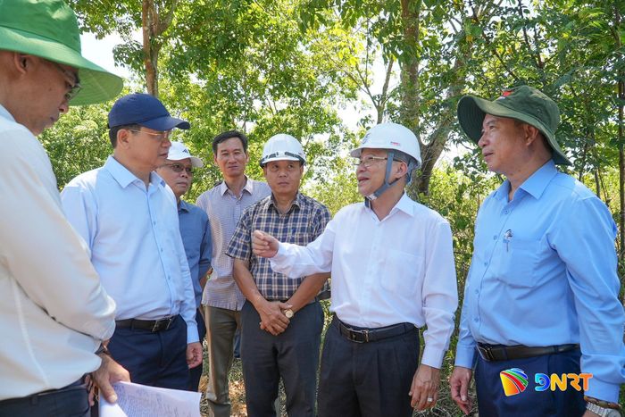 Chủ tịch HĐND thành phố Nguyễn Đức Dũng (thứ 2, phải sang) kiểm tra mỏ đất san lấp tại xã Tam Anh. Ảnh: HỒ QUÂN