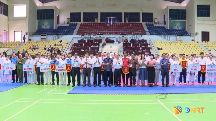 Ban tổ chức tặng cờ lưu niệm cho các đoàn tham gia giải. Ảnh: VIẾT TRỌNG