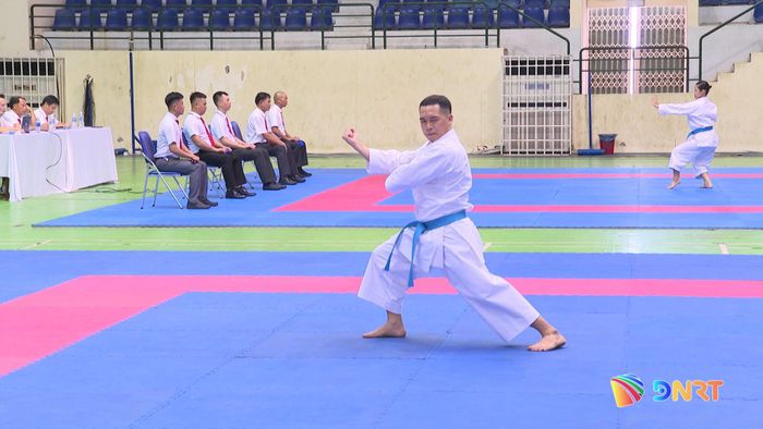 Vận động viên tham gia thi đấu ở nội dung biểu diễn (Kata). Ảnh: VIẾT TRỌNG