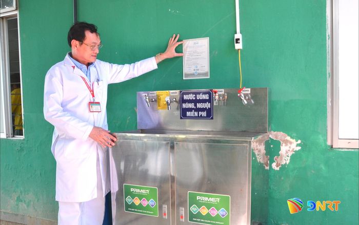 Bác sĩ Nguyễn Thống Nhất với máy lọc nước uống nóng - lạnh mà nhà hảo tâm trao tặng vừa được lắp đặt phục vụ bệnh nhân. Ảnh: KHẢI KHIÊM - XUÂN SƠN