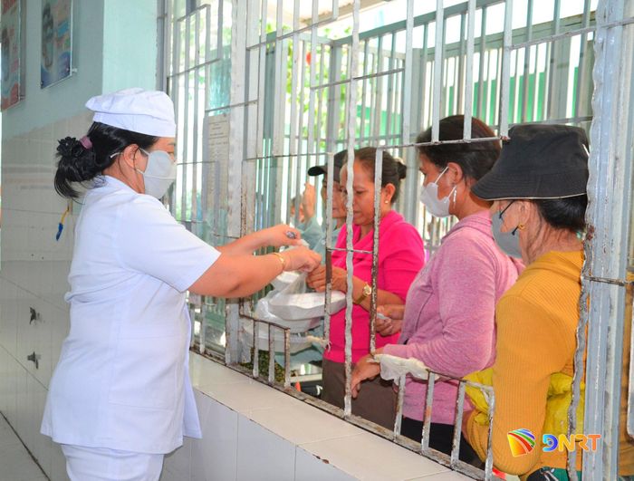 Tặng cơm trưa cho bệnh nhân. Ảnh: KHẢI KHIÊM