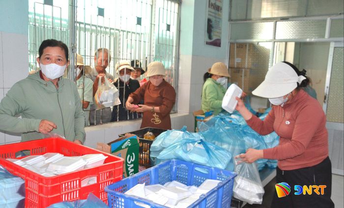 Đoàn từ thiện chùa Lập Thuận trao 400 suất cơm cho bệnh nhân. Ảnh: KHẢI KHIÊM - XUÂN SƠN