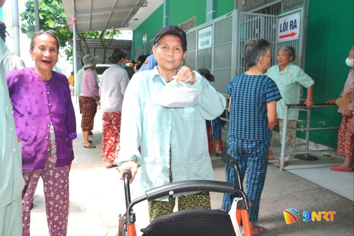 Những suất ăn nghĩa tình này đã mang lại sự ấm áp cho bệnh nhân. Ảnh: KHẢI KHIÊM - XUÂN SƠN