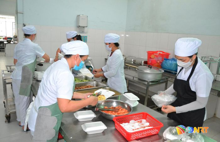 Nhân viên Khoa Dinh dưỡng - Tiết chế chuẩn bị 100 suất cơm tặng bệnh nhân. ẢNH: KHẢI KHIÊM