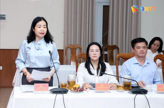 Bí thư Đảng ủy phường Ngũ Hành Sơn Mai Thị Ánh Hồng báo cáo tại buổi làm việc. Ảnh: NGỌC PHÚ