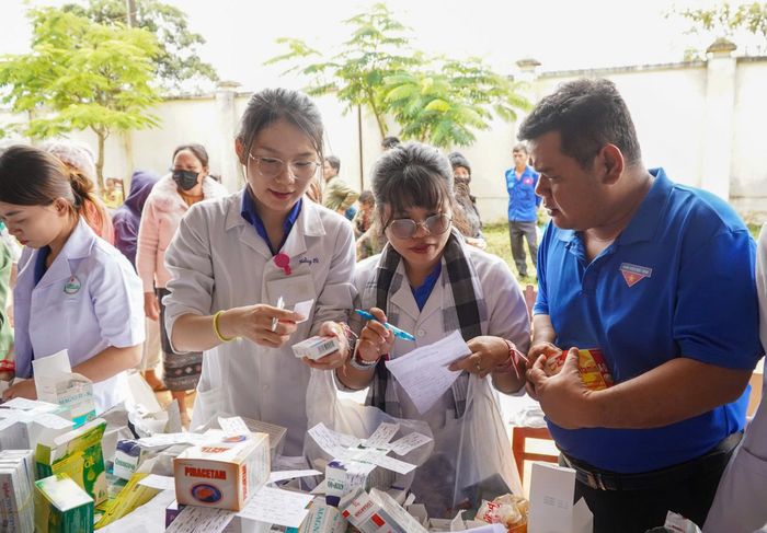 Các tình nguyện viên kiểm tra, chuẩn bị thuốc. Ảnh: ĐVCC