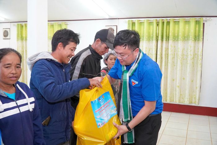 Đoàn tình nguyện tặng quà cho người dân địa phương. Ảnh: ĐVCC