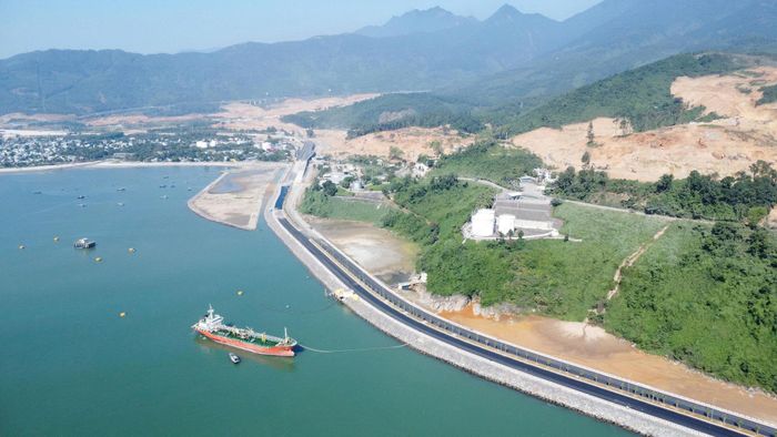 Dự án cảng Liên Chiểu (phường Hải Vân) đang triển khai khi hoàn thành sẽ nâng cao năng lực logistics của Đà Nẵng. Ảnh: XUÂN SƠN