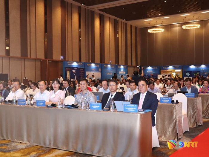 Ủy viên Trung ương Đảng, Phó Bí thư Thường trực Thành ủy Nguyễn Khắc Toàn (ngoài cùng bên phải) và Phó Bí thư Thành ủy Ngô Xuân Thắng (thứ hai từ phải sang) cùng đại biểu lãnh đạo tham dự diễn đàn. Ảnh: QUỐC TUẤN