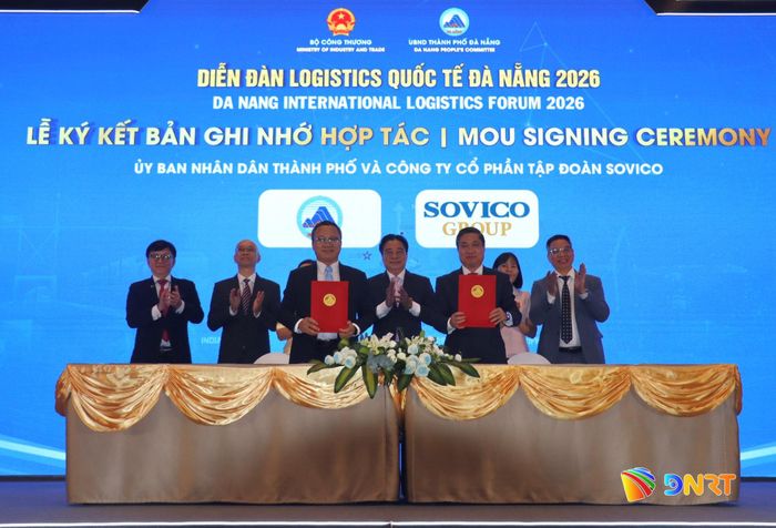 Ủy viên Trung ương Đảng, Phó Bí thư Thường trực Thành ủy Nguyễn Khắc Toàn (giữa) chứng kiến nghi thức ký kết biên bản ghi nhớ hợp tác giữa UBND thành phố Đà Nẵng và Công ty CP Tập đoàn Sovico trong khuôn khổ diễn đàn. Ảnh: QUỐC TUẤN