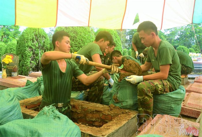 Các chiến sĩ trẻ tham gia công tác khai quật, lấy mẫu giám định tại Nghĩa trang Liệt sĩ Độc Lập