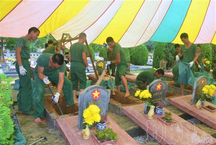 Vượt lên khó khăn về thời tiết và đặc thù kết cấu nghĩa trang, mỗi cán bộ, chiến sĩ, đều nỗ lực hoàn thành nhiệm vụ thiêng liêng và ý nghĩa này.
