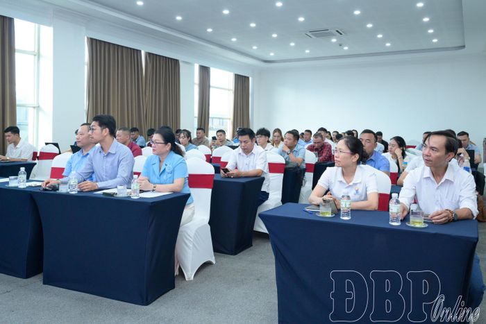 Đại biểu, học viên dự khai mạc lớp tập huấn nâng cao năng lực quản lý Nhà nước về du lịch.