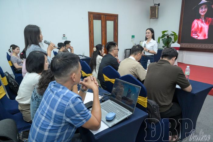 Giảng viên trao đổi các nội dung về công tác truyền thông, chuyển đổi số trong hoạt động du lịch.