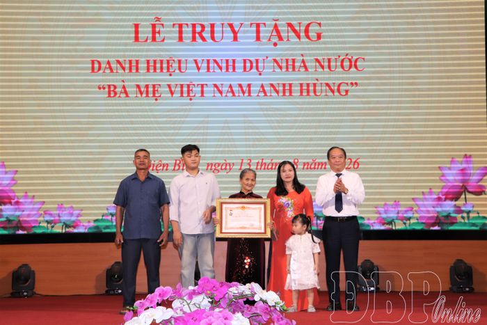 Đồng chí Nguyễn Minh Phú, Tỉnh ủy viên, Phó Chủ tịch UBND tỉnh trao bằng công nhận danh hiệu Bà mẹ Việt Nam anh hùng cho đại diện gia đình Mẹ Nguyễn Thị Quy.