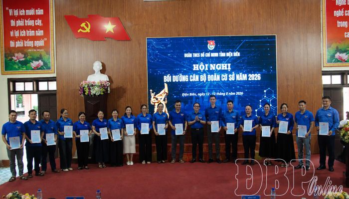 Đại diện Tỉnh đoàn trao giấy chứng nhận cho cán bộ hoàn thành chương trình bồi dưỡng.