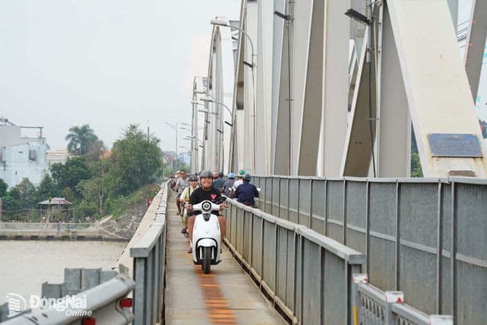  Người dân di chuyển từ phường Trấn Biên qua phường Biên Hòa sau khi cầu được thông xe trở lại. Ảnh: Lê Duy 