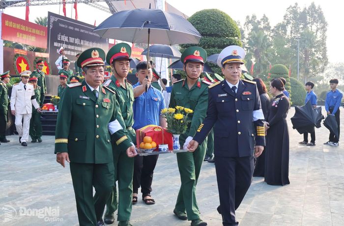 Thủ trưởng các cơ quan Bộ Quốc phòng, Quân khu 7, thành phố Đồng Nai và Bộ Chỉ huy Quân sự thành phố Đồng Nai thực hiện di quách hài cốt liệt sĩ về nơi an táng. Ảnh: Nguyệt Hà