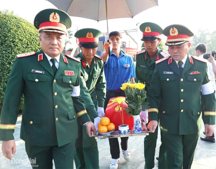 Thượng tướng Nguyễn Văn Hiền, Ủy viên Trung ương Đảng, Ủy viên Quân ủy Trung ương, Thứ trưởng Bộ Quốc phòng và Thiếu tướng Cao Xuân Thắng, Phó Cục trưởng Cục Chính sách - Xã hội, kiêm Giám đốc Bảo hiểm Xã hội quân đội, Phó Chánh Văn phòng Ban Chỉ đạo quốc gia Tìm kiếm, quy tập và xác định danh tính hài cốt liệt sĩ, di quách hài cốt liệt sĩ về nơi an táng. Ảnh: Nguyệt Hà