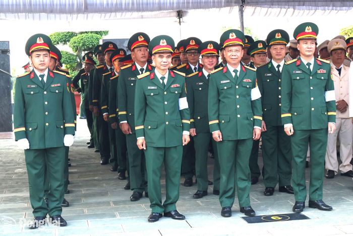 Thủ trưởng Bộ Quốc phòng, lãnh đạo thành phố Đồng Nai, các cơ quan Bộ Quốc phòng, Bộ Chỉ huy Quân sự thành phố tại lễ truy điệu liệt sĩ. Ảnh: Nguyệt Hà