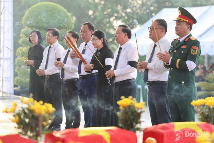 Lãnh đạo thành phố Đồng Nai thành kính dâng hương trước khi thực hiện nghi thức an táng liệt sĩ. Ảnh: CTV