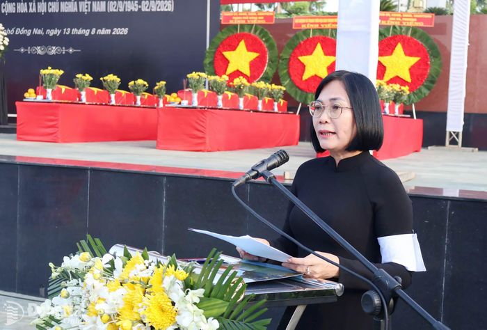 Thành ủy viên, Phó Chủ tịch UBND thành phố, Trưởng ban Chỉ đạo Tìm kiếm, quy tập và xác định danh tính hài cốt liệt sĩ thành phố Đồng Nai Nguyễn Thị Hoàng đọc lời điếu trong lễ truy điệu. Ảnh: Nguyệt Hà
