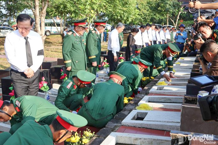 Các lực lượng phục vụ thực hiện nhiệm vụ tại lễ truy điệu và an táng liệt sĩ. Ảnh: Nguyệt Hà